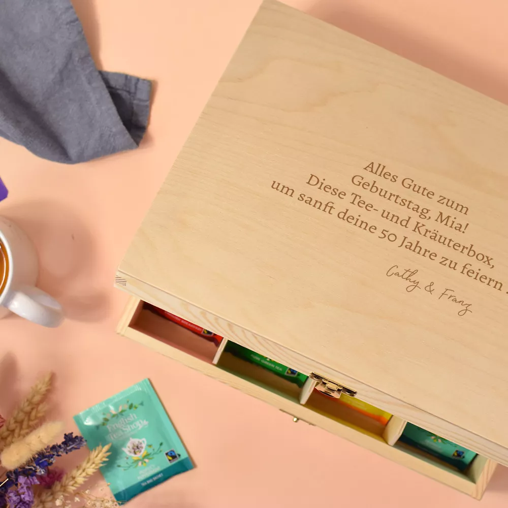 Holzkiste mit Bio-Tees und -Aufgüssen zum Personalisieren