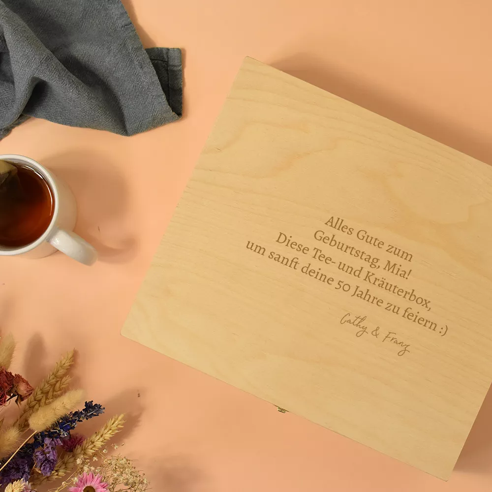Holzkiste mit Bio-Tees und -Aufgüssen zum Personalisieren