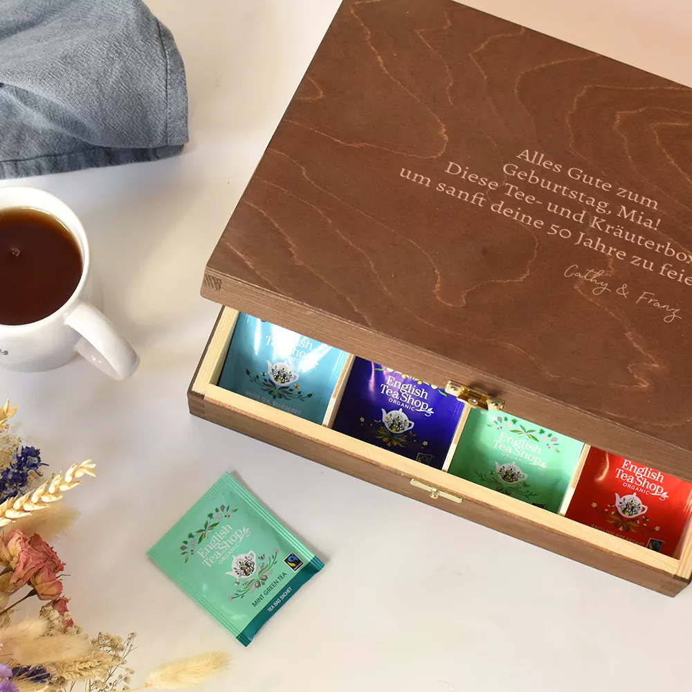 Holzkiste mit Bio-Tees und -Aufgüssen zum Personalisieren
