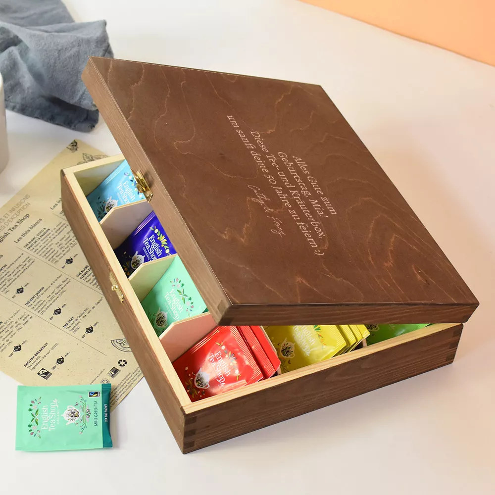 Holzkiste mit Bio-Tees und -Aufgüssen zum Personalisieren