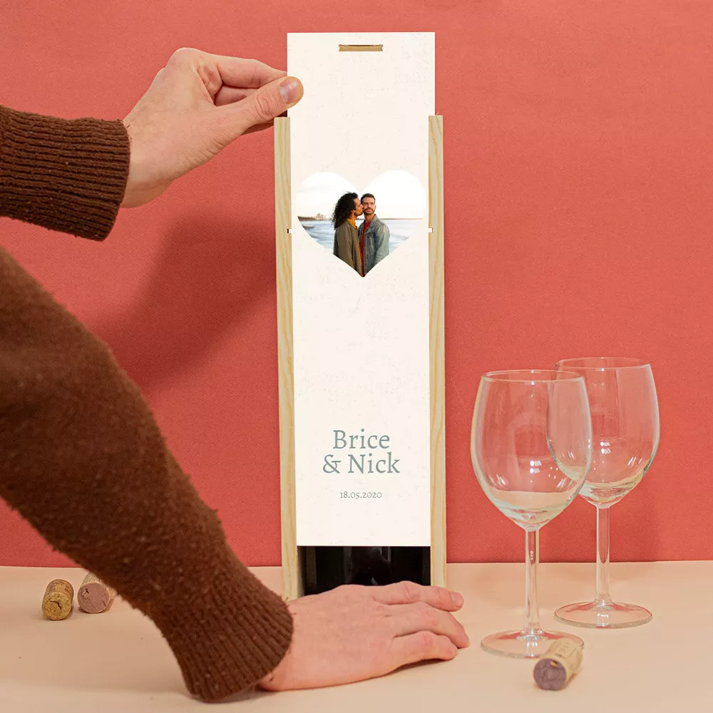 Holzkiste mit Herzflasche zum Personalisieren
