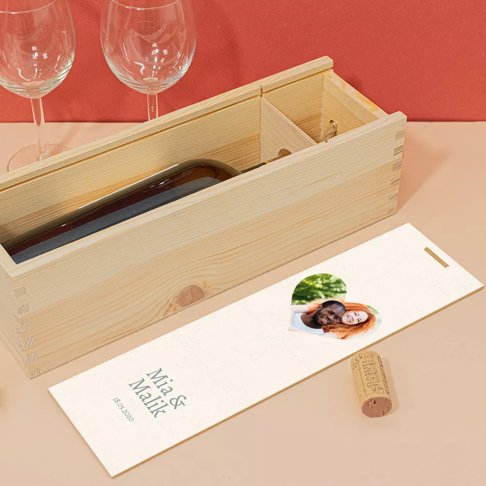 Holzkiste mit Herzflasche zum Personalisieren