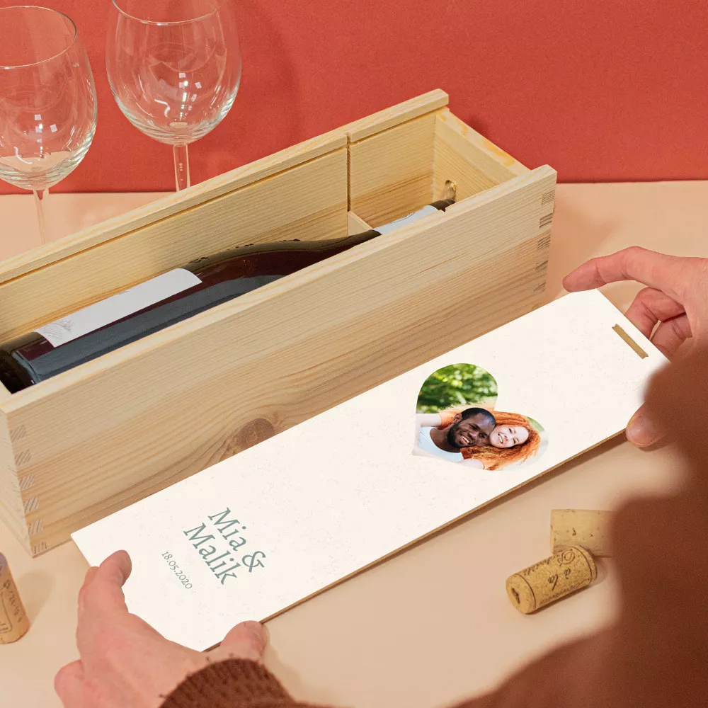Holzkiste mit Herzflasche zum Personalisieren