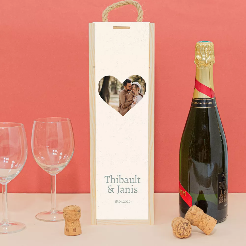 Holzkiste mit Herzflasche zum Personalisieren