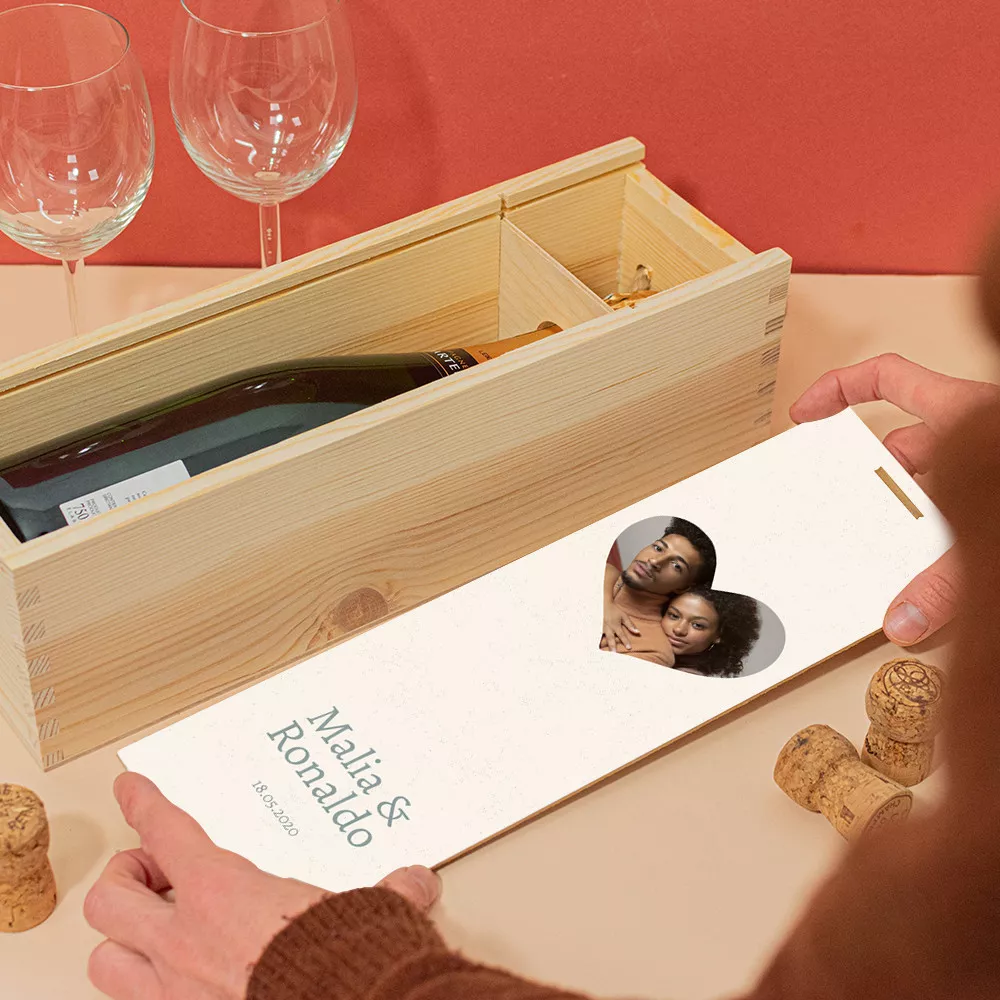 Holzkiste mit Herzflasche zum Personalisieren