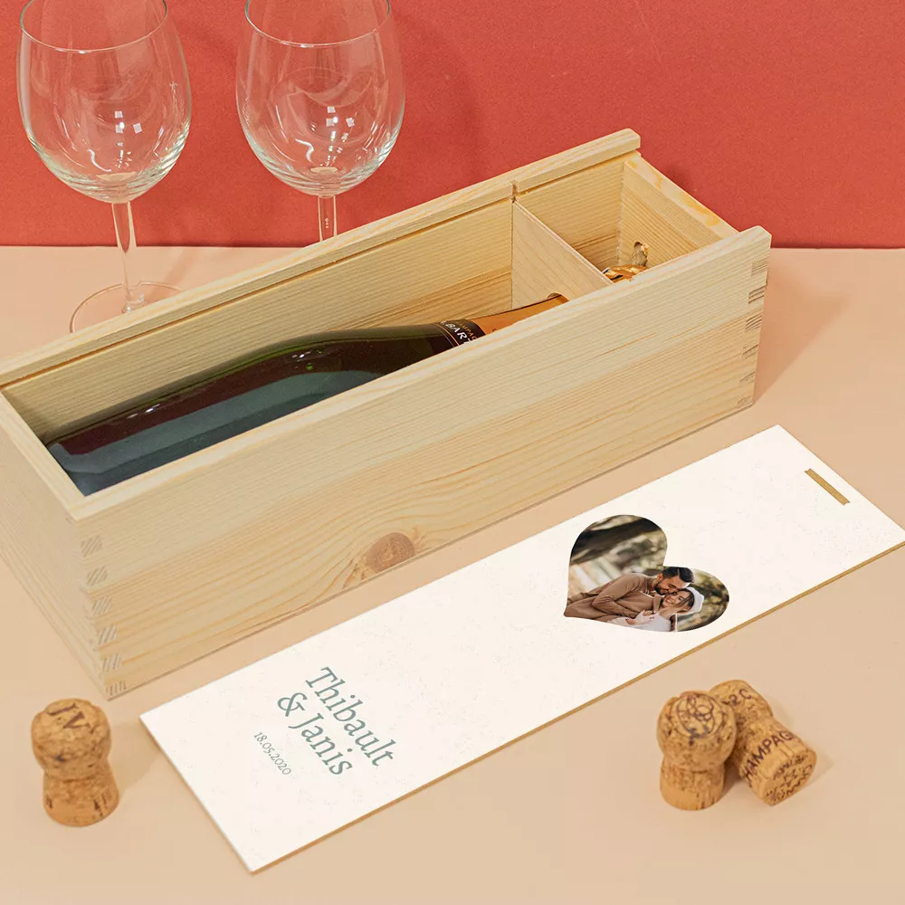 Holzkiste mit Herzflasche zum Personalisieren