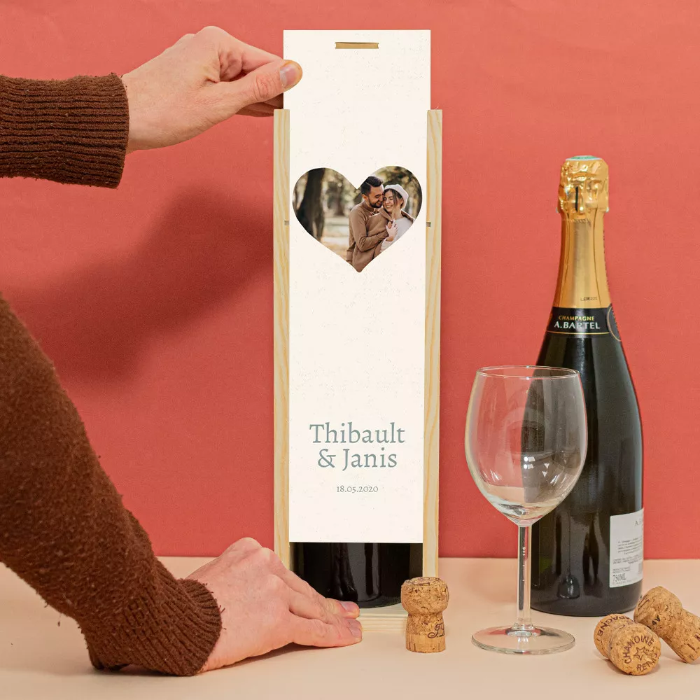 Holzkiste mit Herzflasche zum Personalisieren