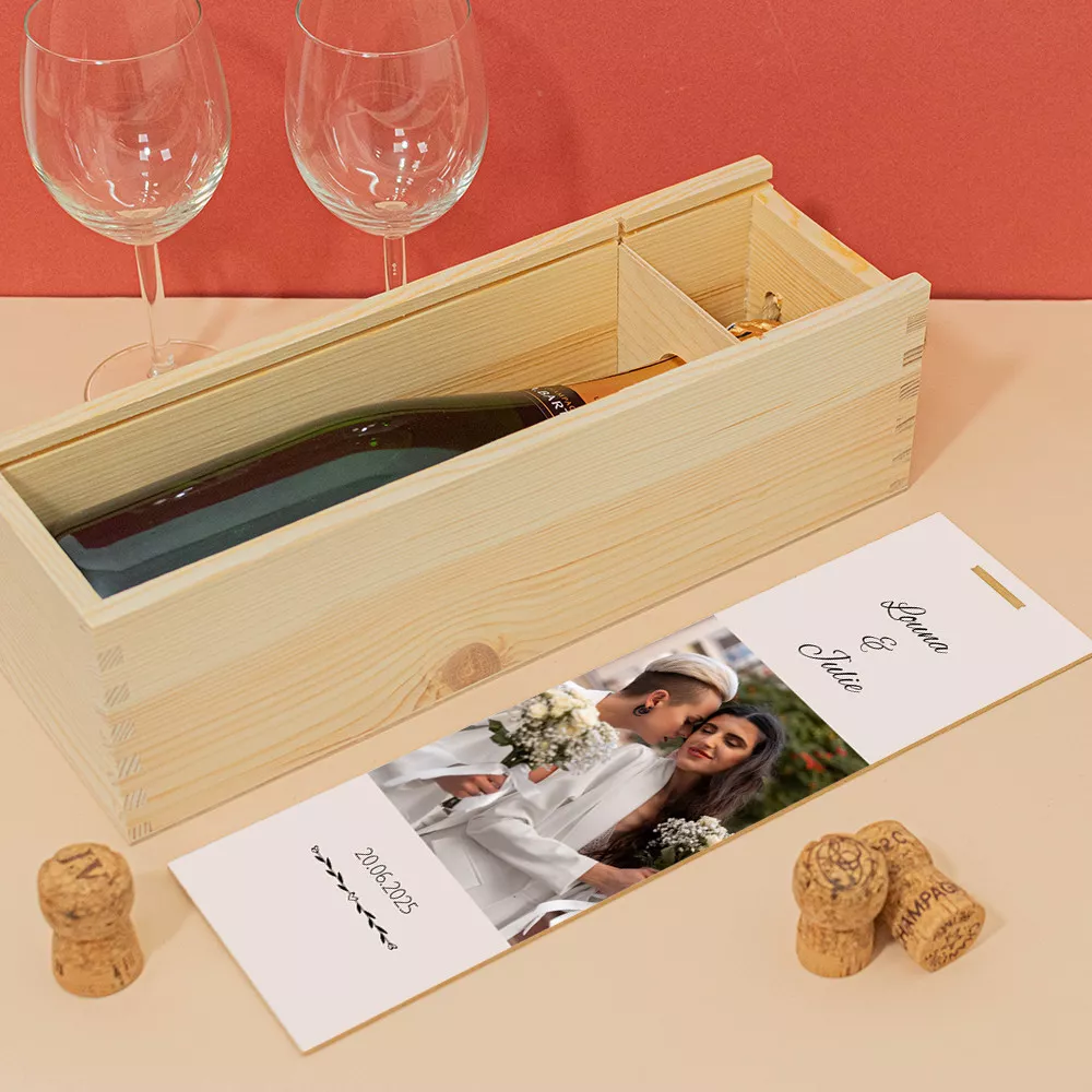 Holzkiste mit Hochzeitsflasche zur Personalisierung