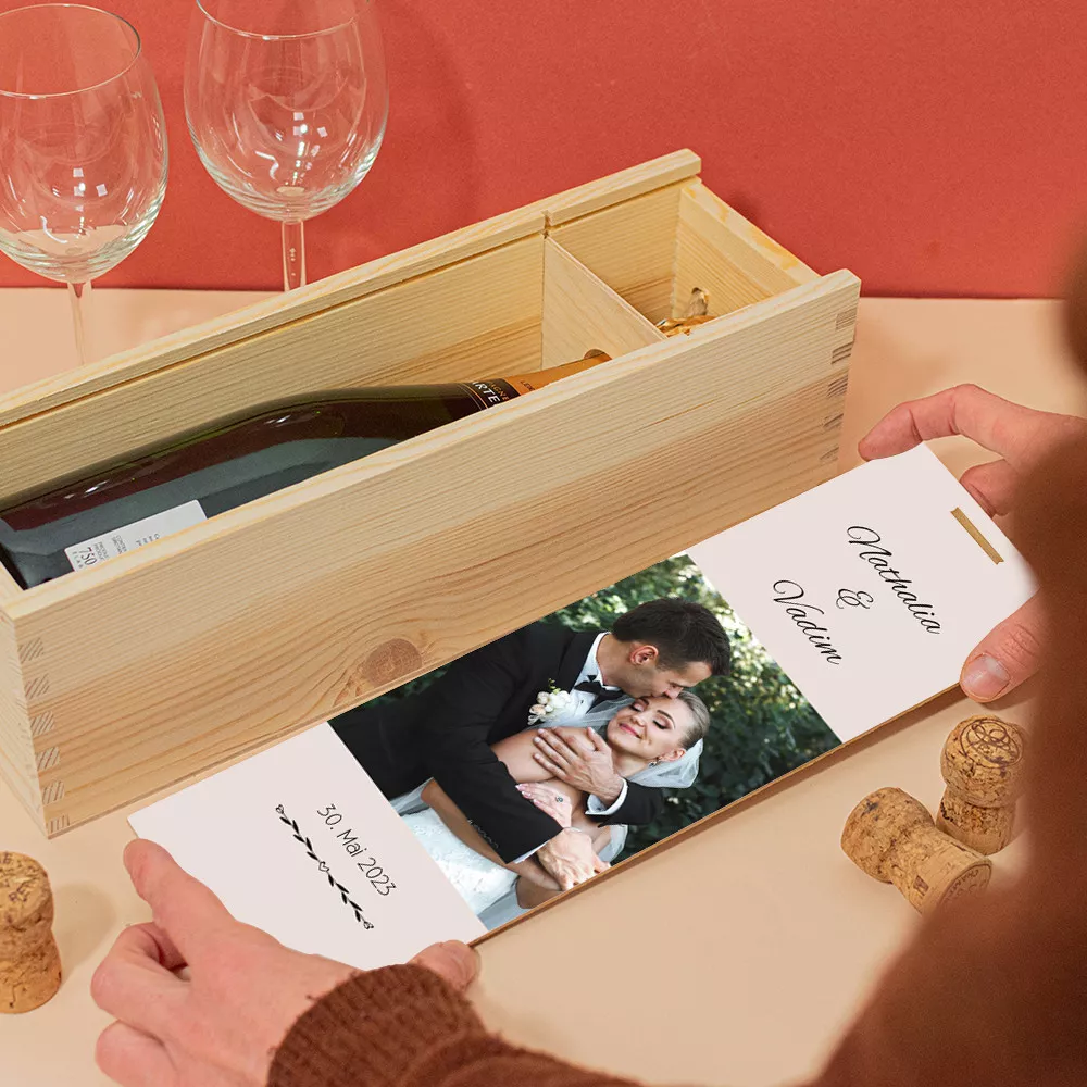 Holzkiste mit Hochzeitsflasche zur Personalisierung