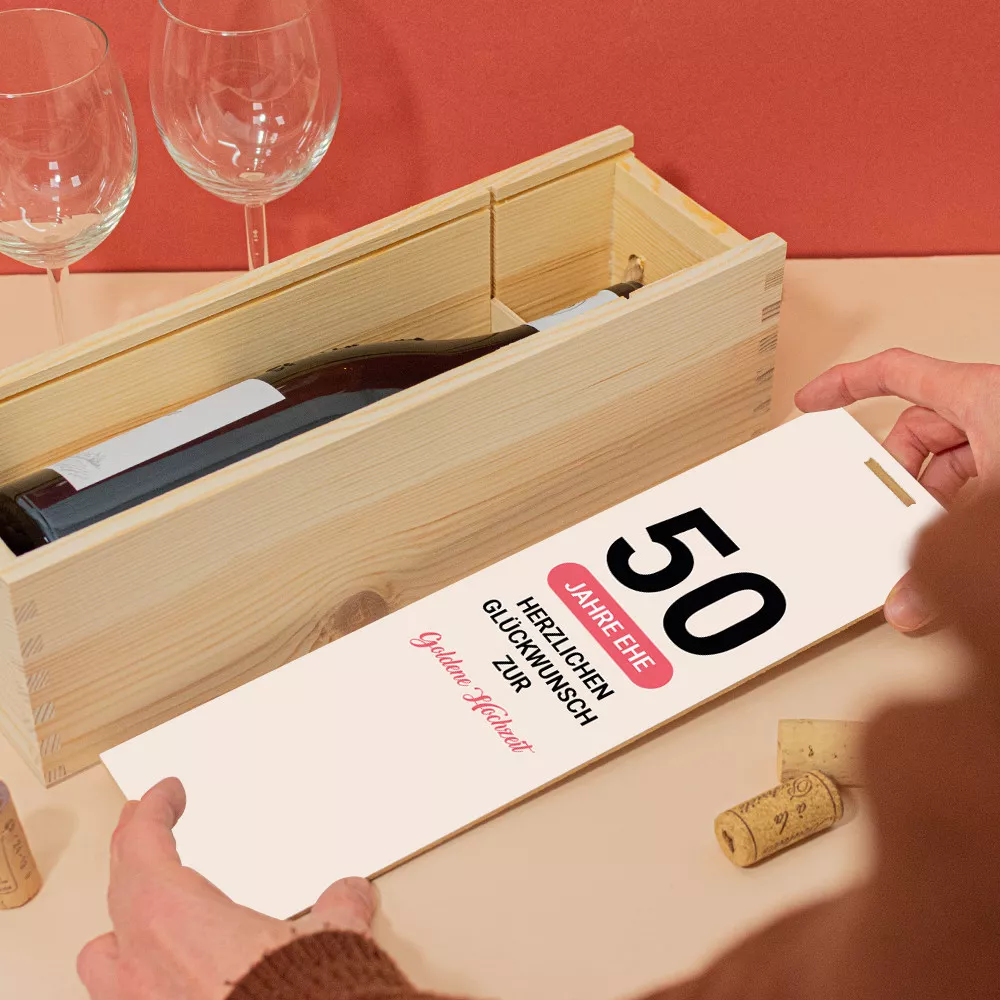 Holzkiste mit Flasche Hochzeitstag zur Personalisierung