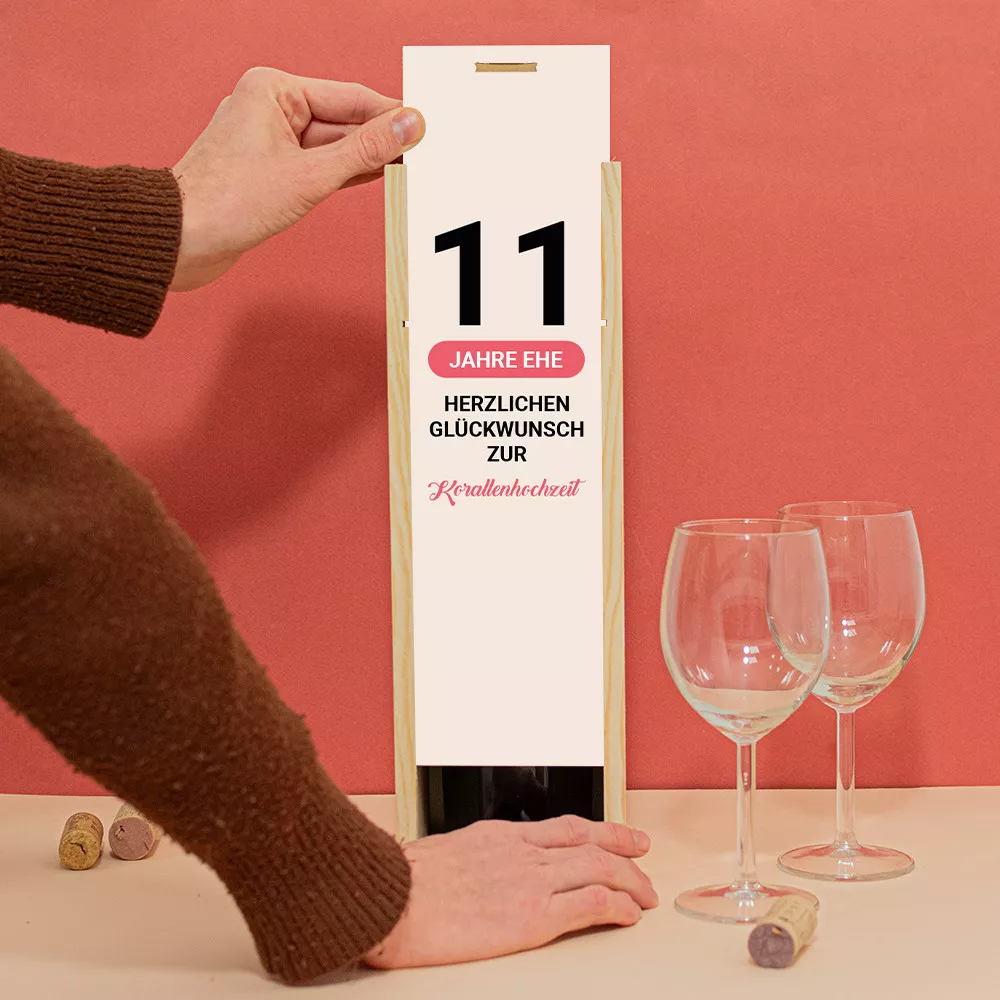 Holzkiste mit Flasche Hochzeitstag zur Personalisierung