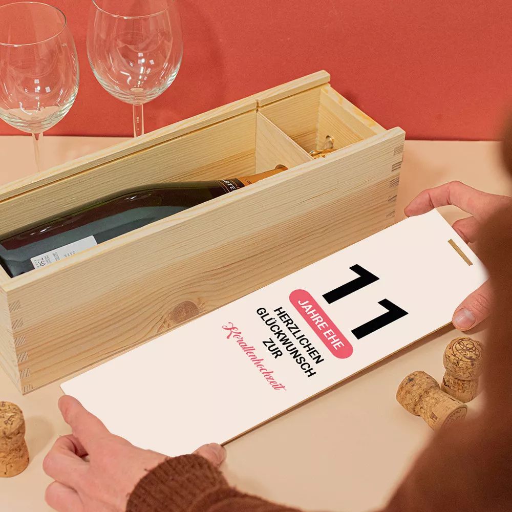 Holzkiste mit Flasche Hochzeitstag zur Personalisierung