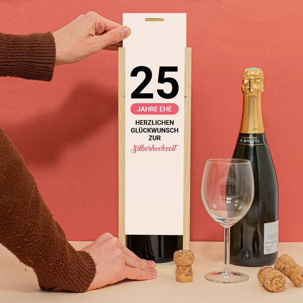 Holzkiste mit Flasche Hochzeitstag zur Personalisierung