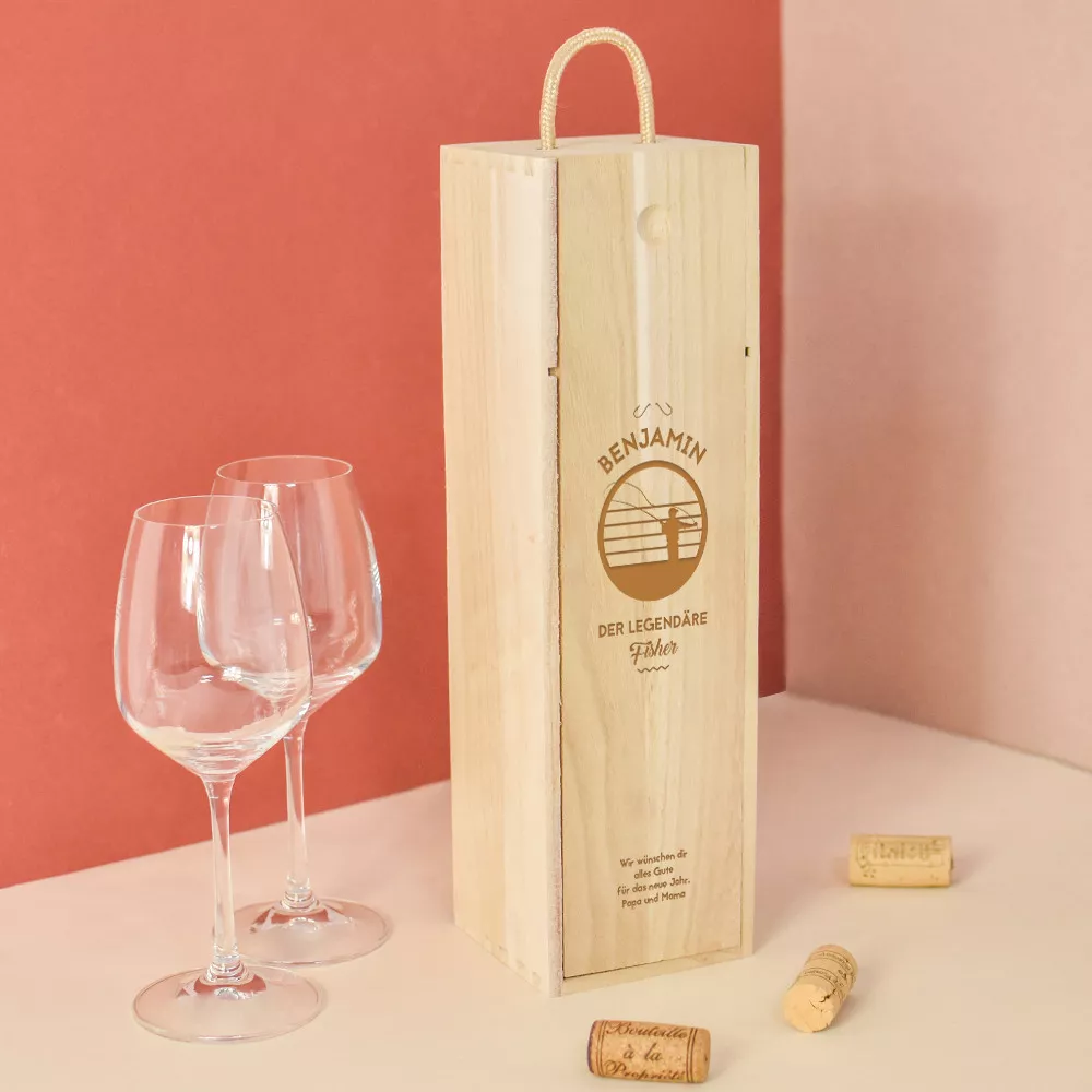 Holzkiste mit einer Flasche Wein "Fischer" zur Personalisierung