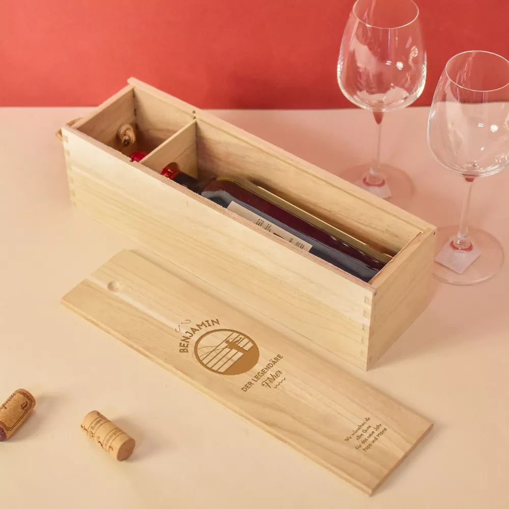 Holzkiste mit einer Flasche Wein "Fischer" zur Personalisierung