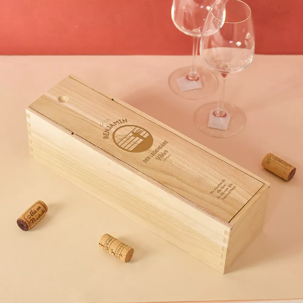 Holzkiste mit einer Flasche Wein "Fischer" zur Personalisierung