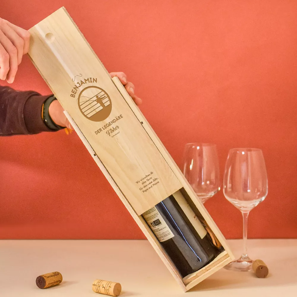 Holzkiste mit einer Flasche Wein "Fischer" zur Personalisierung