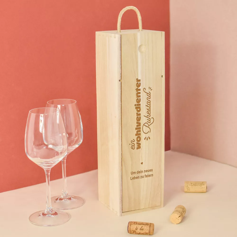 Holzkiste mit Flasche Ruhestand Wein zum Personalisieren