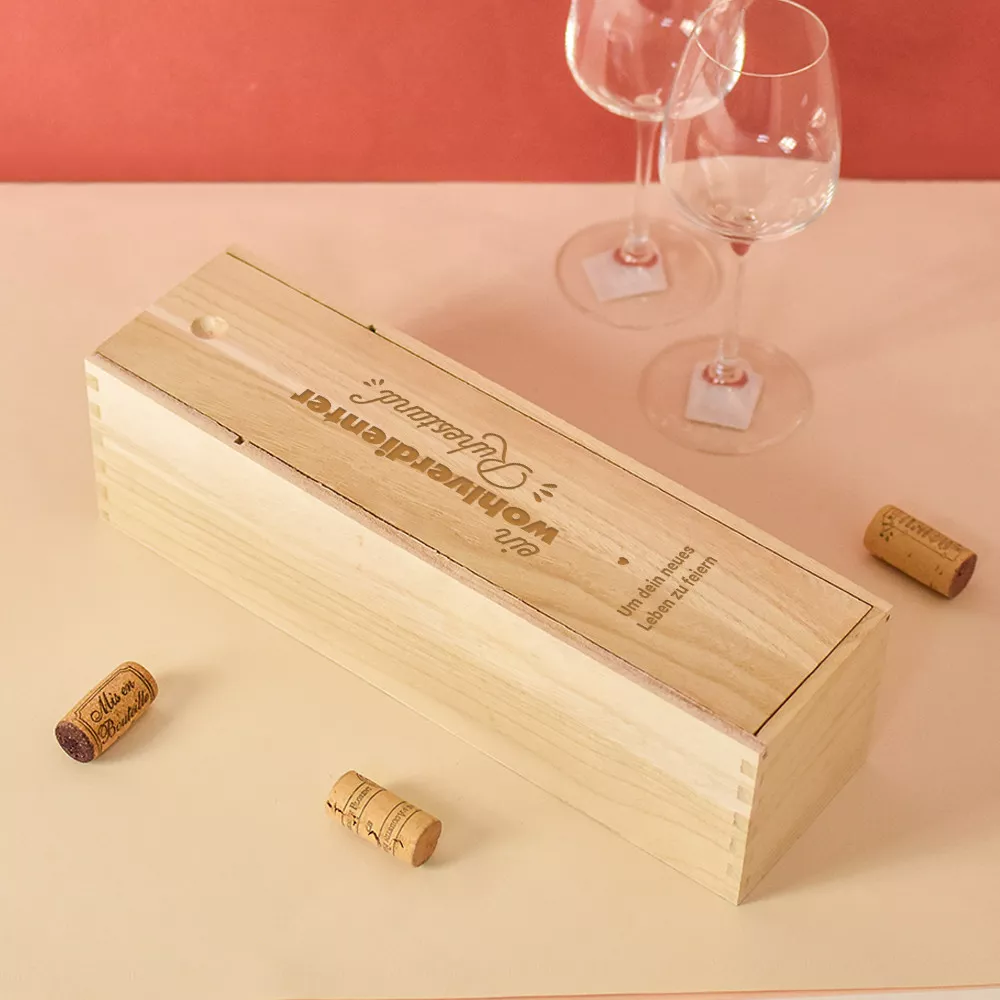 Holzkiste mit Flasche Ruhestand Wein zum Personalisieren