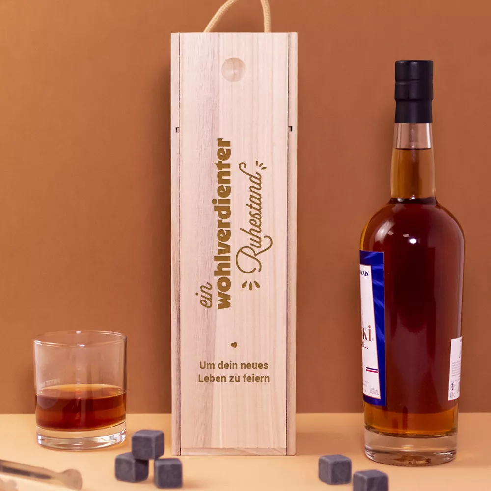 Holzkiste mit einer Flasche Whisky Ruhestand zum Personalisieren