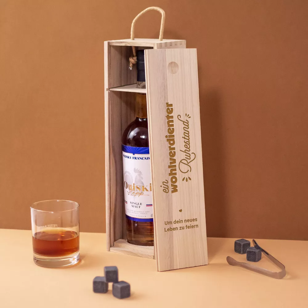 Holzkiste mit einer Flasche Whisky Ruhestand zum Personalisieren