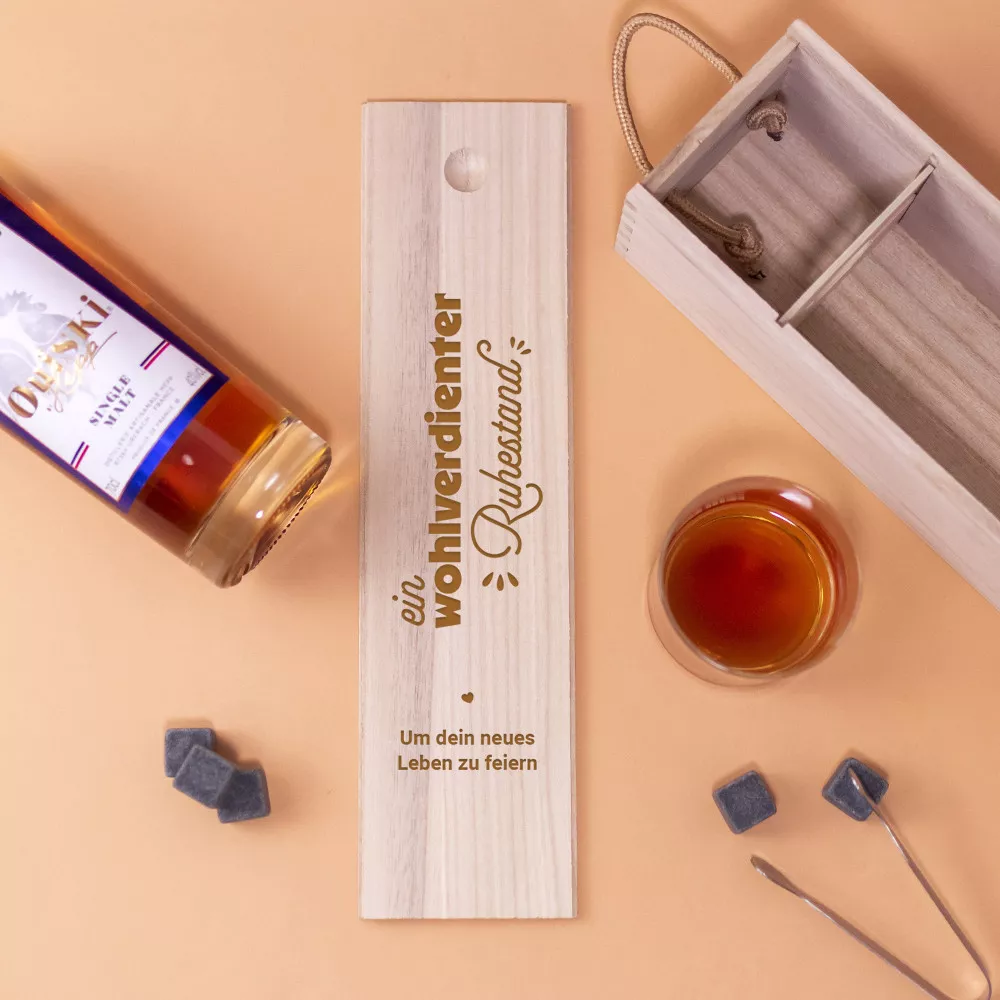Holzkiste mit einer Flasche Whisky Ruhestand zum Personalisieren