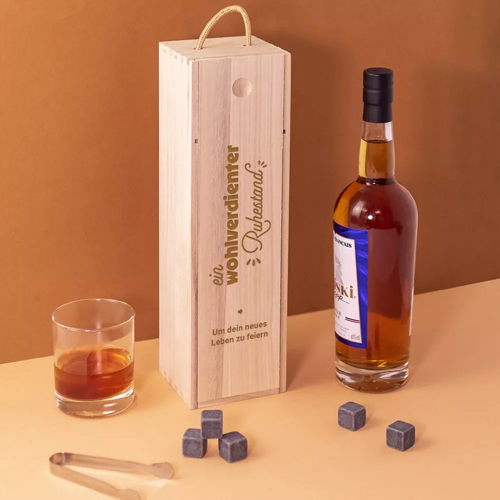 Holzkiste mit einer Flasche Whisky Ruhestand zum Personalisieren