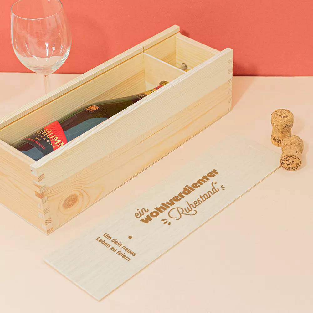 Personalisierbares Champagner-Geschenkset aus Holz zum Ruhestand