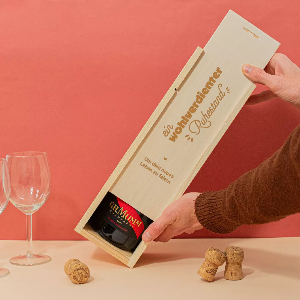 Personalisierbares Champagner-Geschenkset aus Holz zum Ruhestand