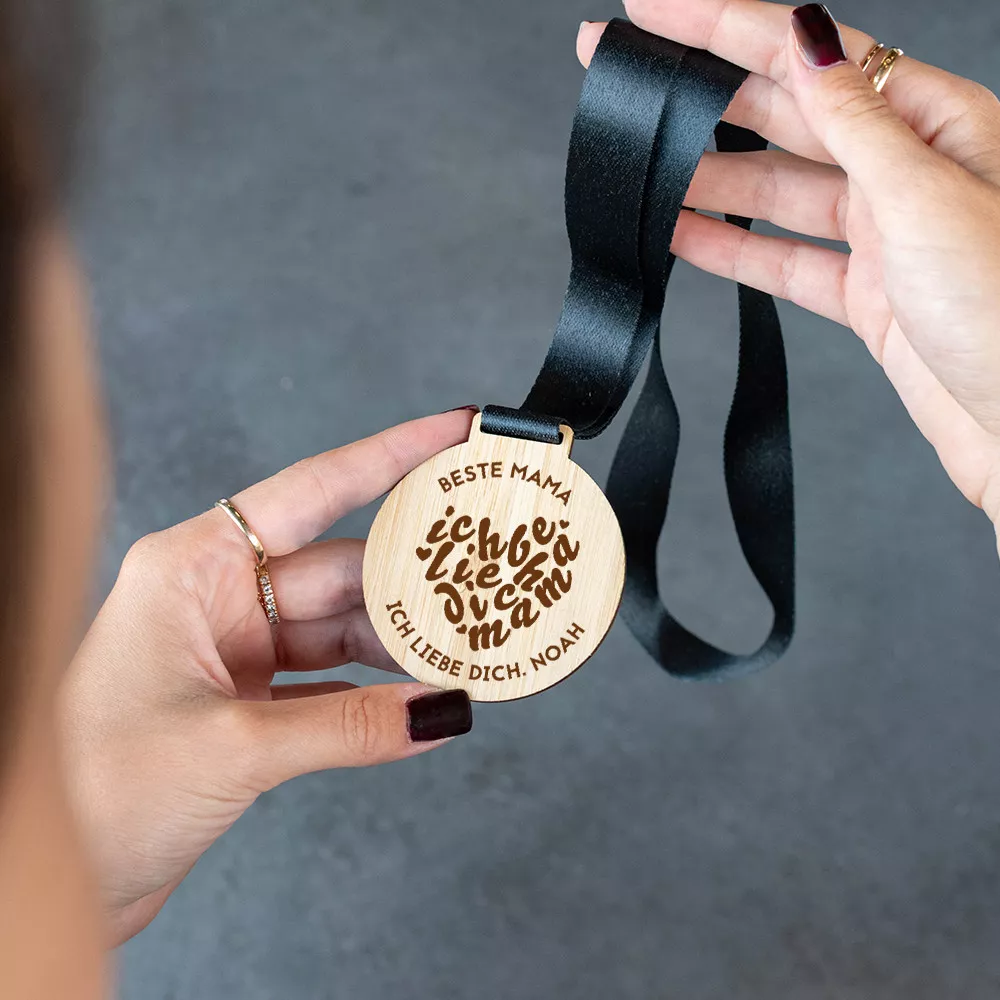 Personalisierbare Holzmedaille „Ich liebe dich, Mama“