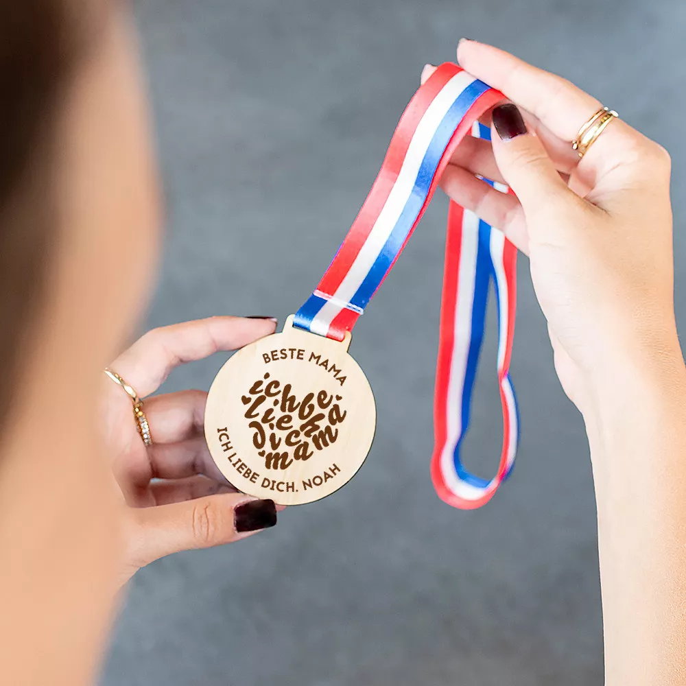 Personalisierbare Holzmedaille „Ich liebe dich, Mama“