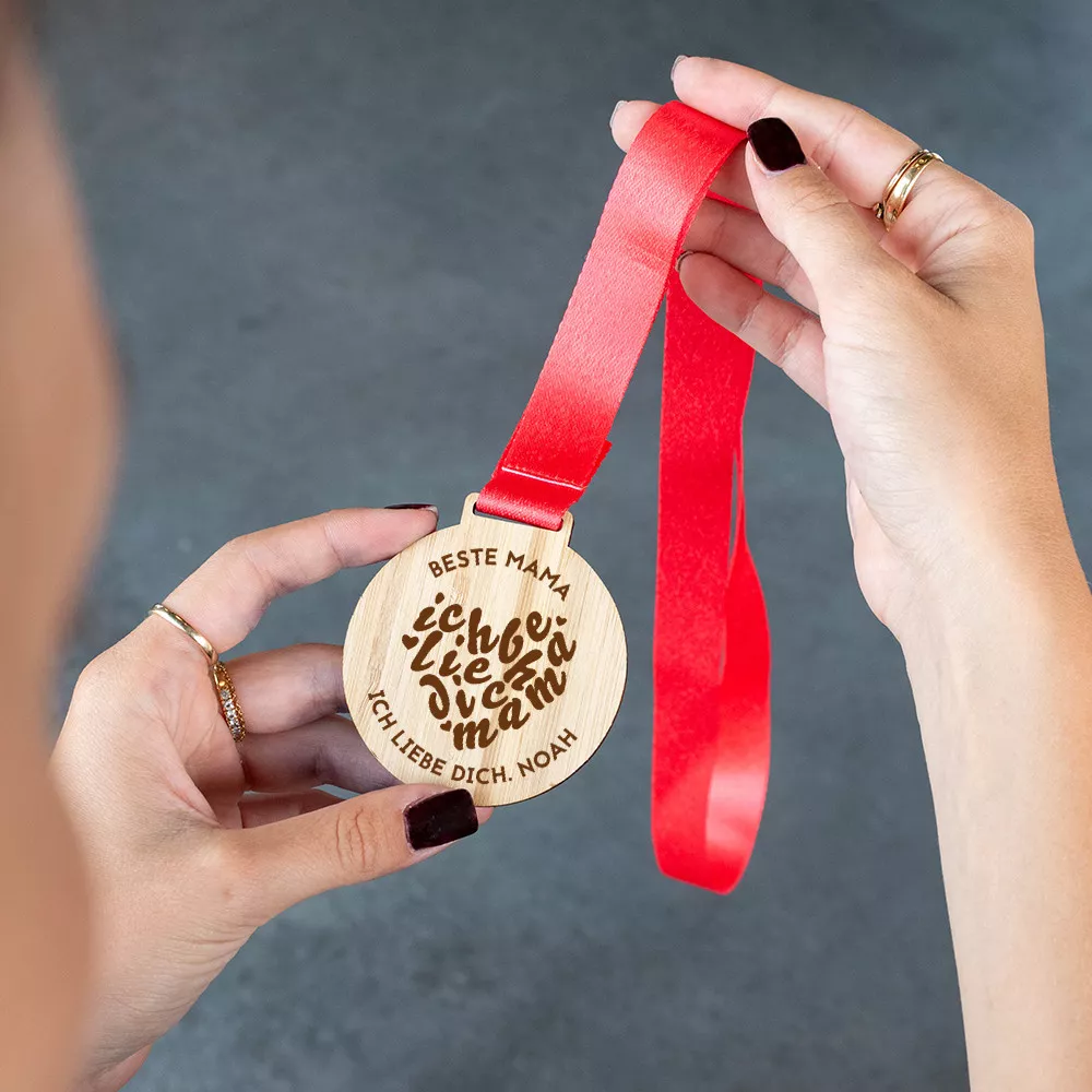 Personalisierbare Holzmedaille „Ich liebe dich, Mama“
