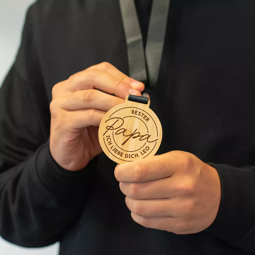 Personalisierbare Holzmedaille „Bester Papa“