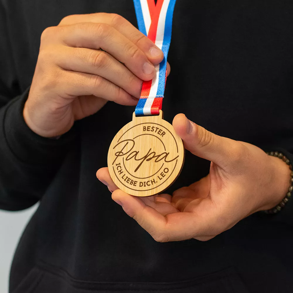 Personalisierbare Holzmedaille „Bester Papa“