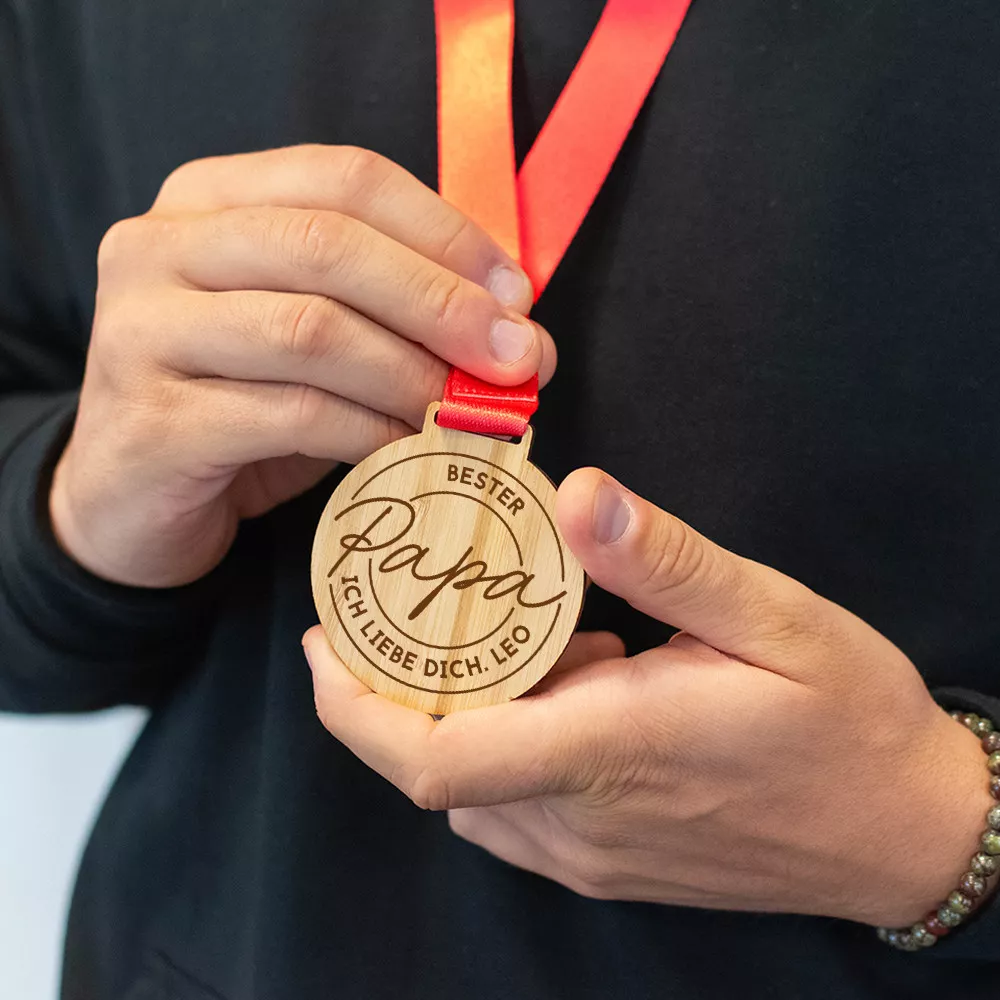 Personalisierbare Holzmedaille „Bester Papa“
