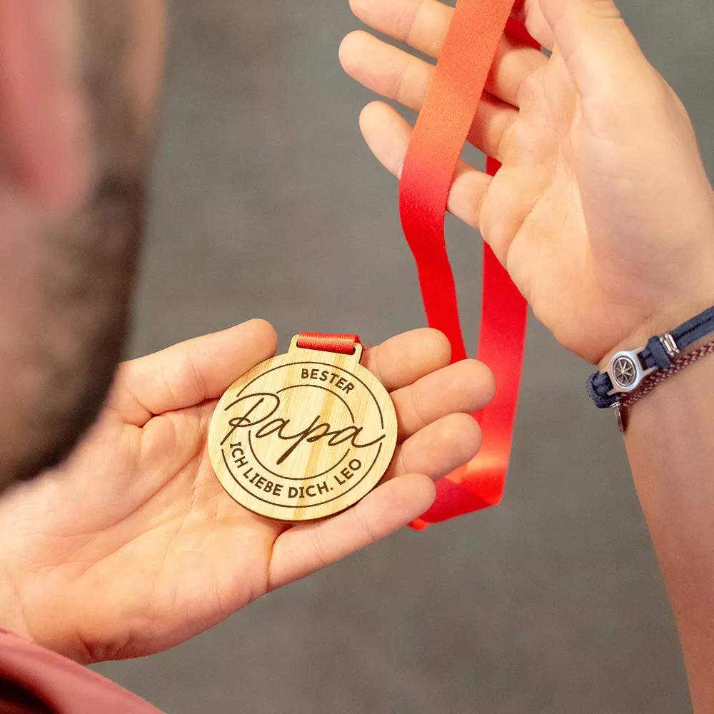Personalisierbare Holzmedaille „Bester Papa“