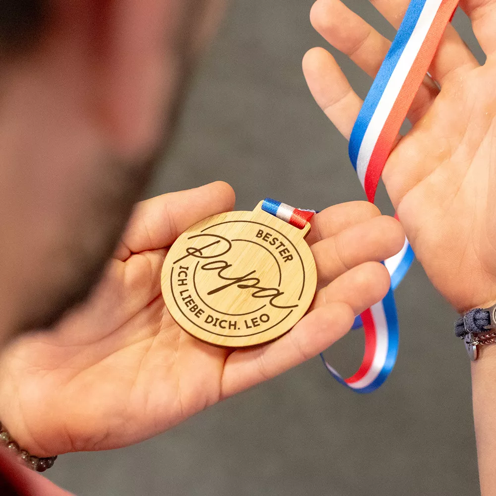 Personalisierbare Holzmedaille „Bester Papa“
