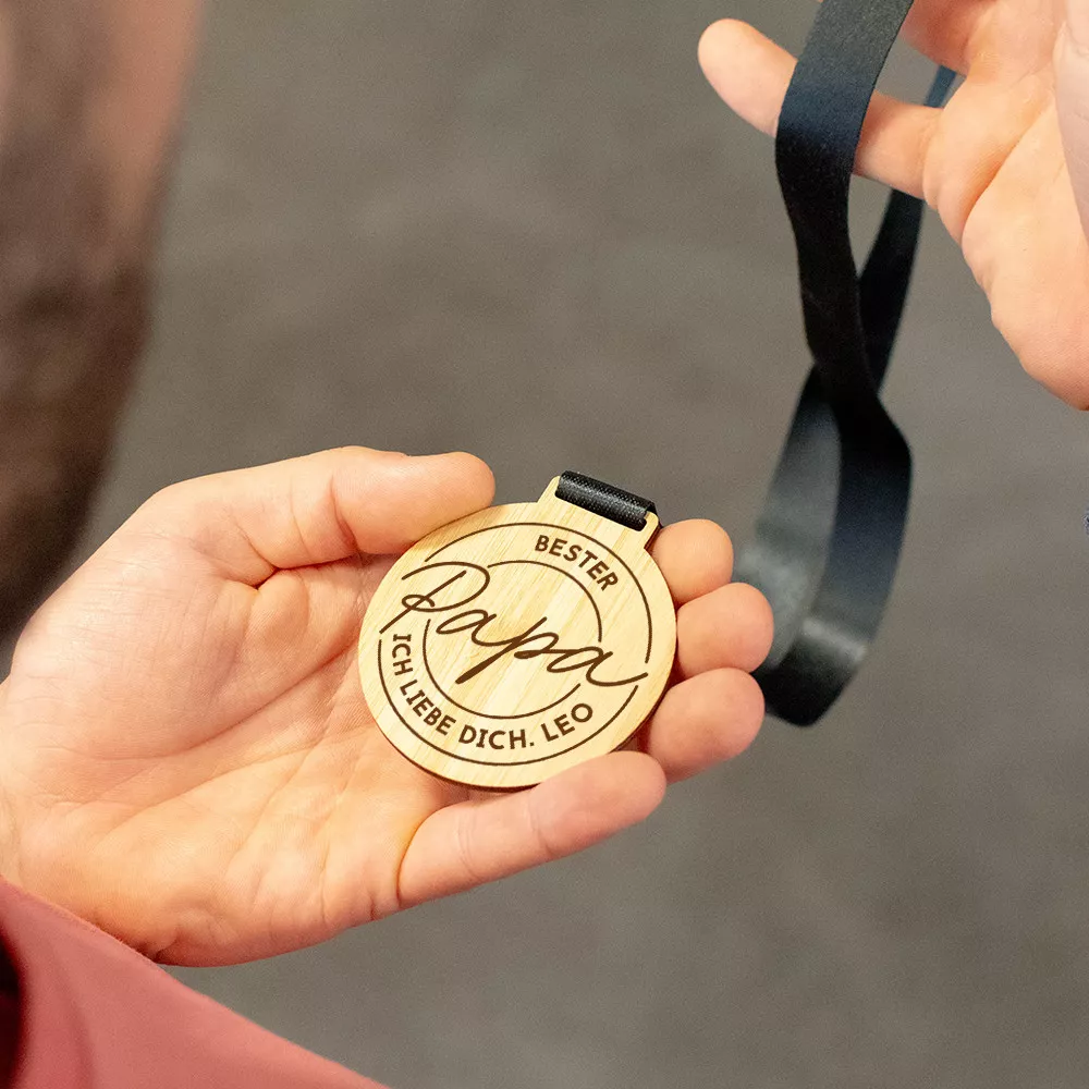Personalisierbare Holzmedaille „Bester Papa“