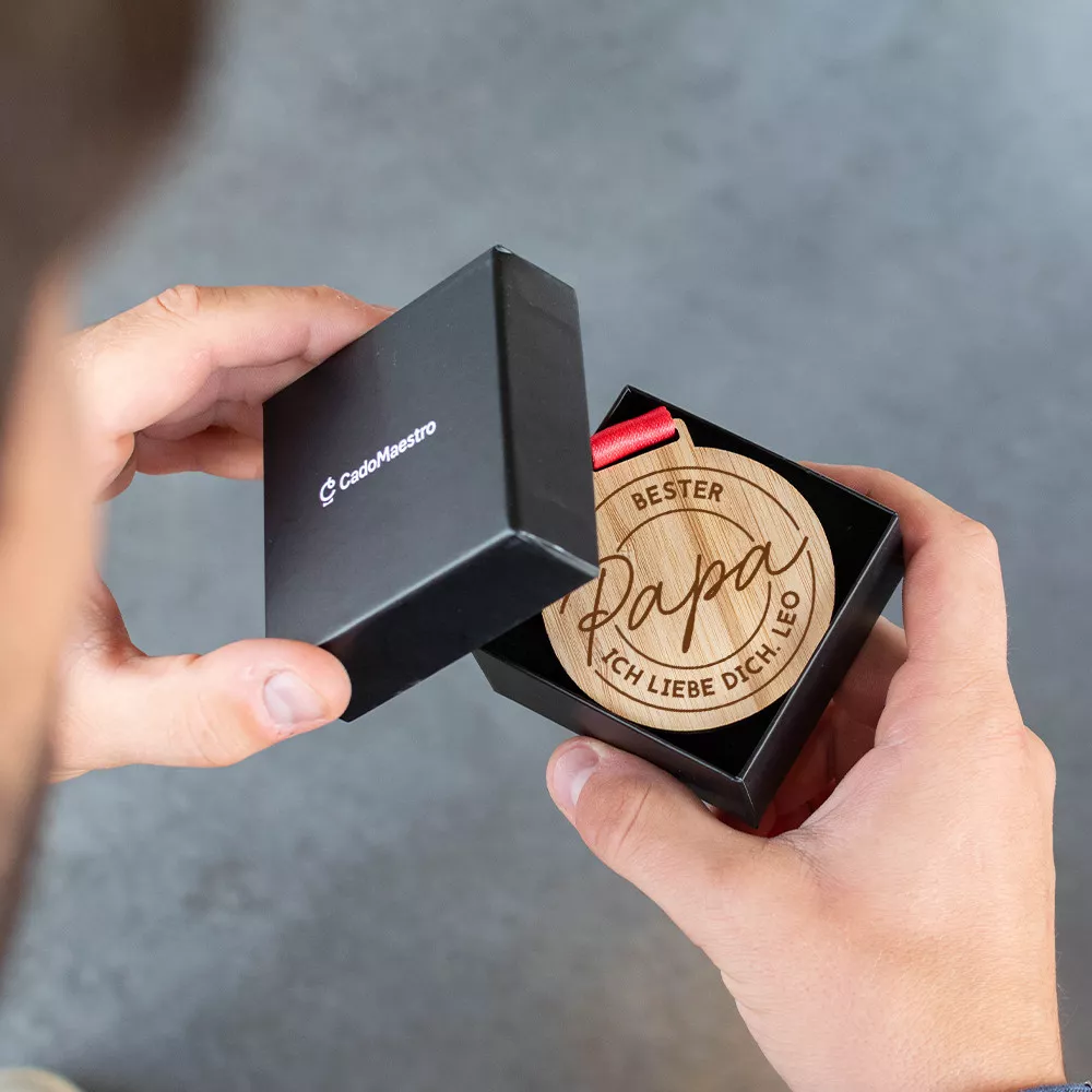 Personalisierbare Holzmedaille „Bester Papa“