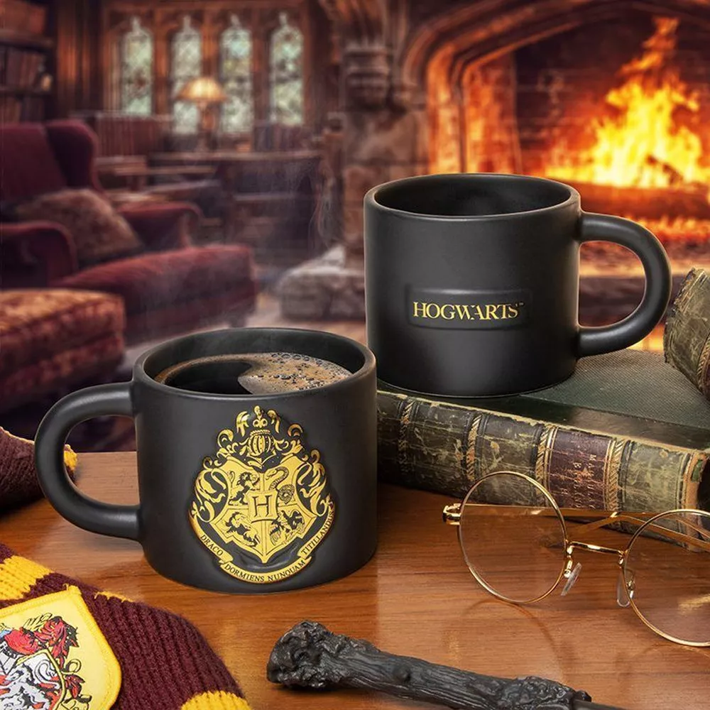 Harry Potter Becher mit erhabenem Hogwarts Wappen
