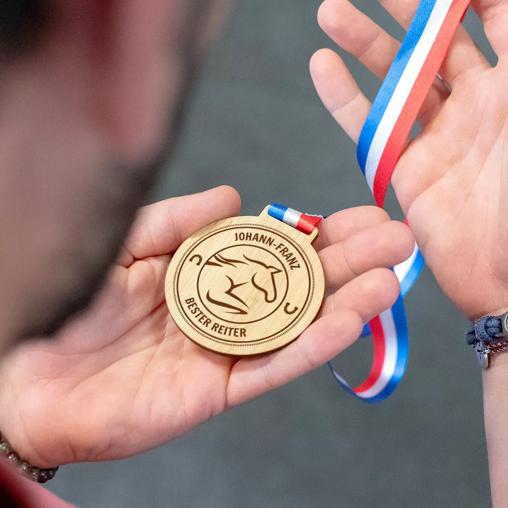 Personalisierbare Holzmedaille „Reiten“