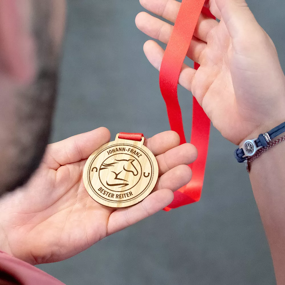 Personalisierbare Holzmedaille „Reiten“