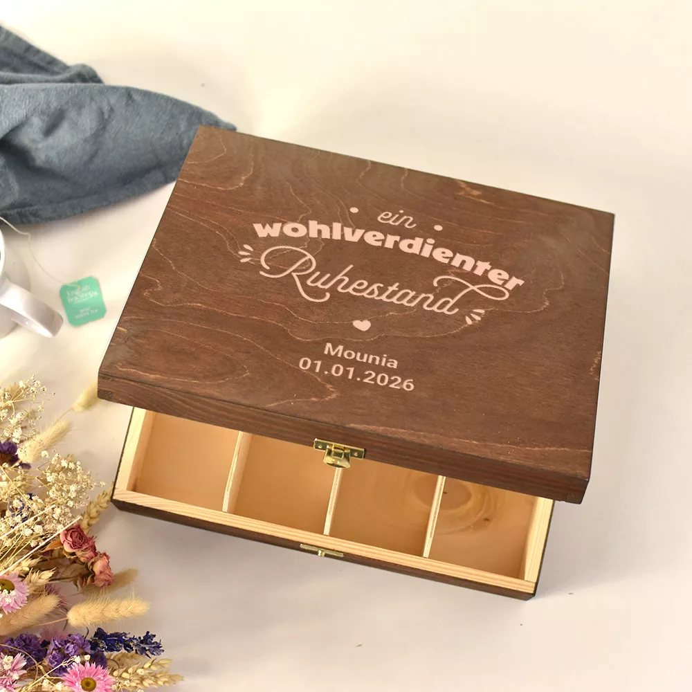 Holzkiste mit Bio-Tees und Infusionen für den Ruhestand individuell gestalten