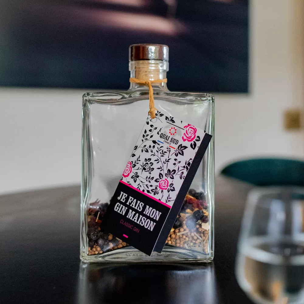 Klassischer Gin im Krug mischen
