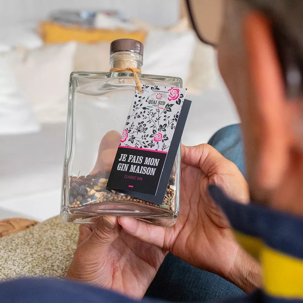 Klassischer Gin im Krug mischen