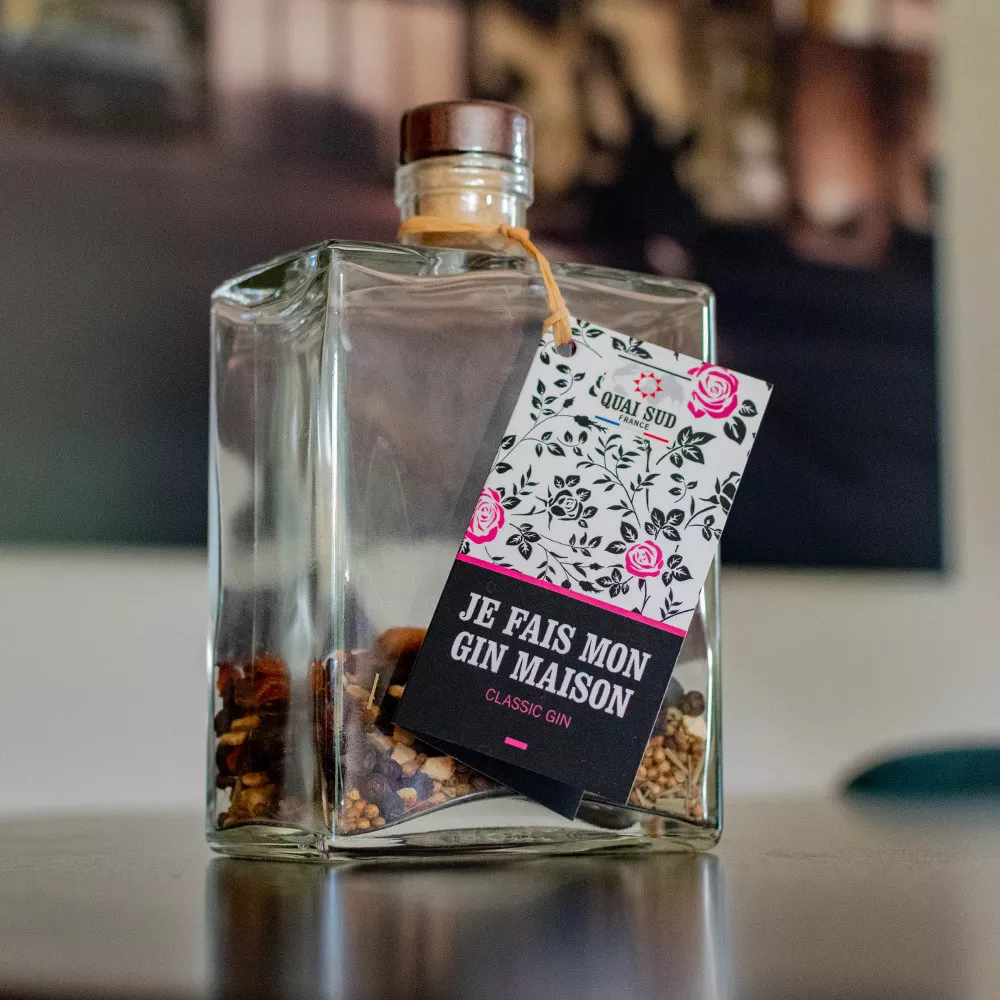 Klassischer Gin im Krug mischen