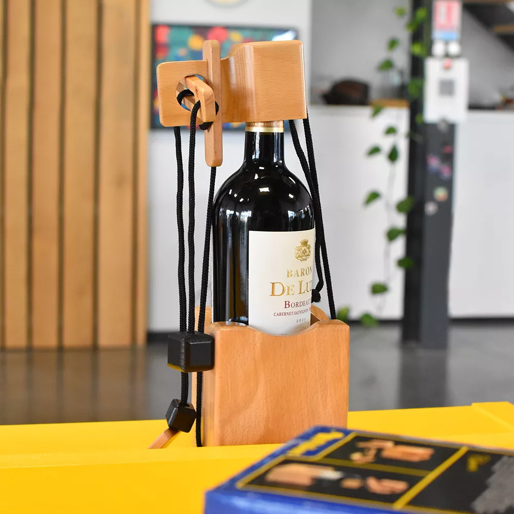 Knobelspiel mit enthaltenem Wein