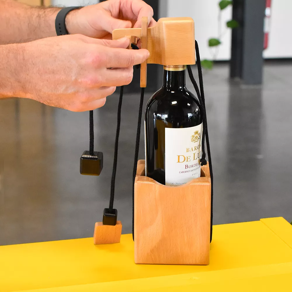 Knobelspiel mit enthaltenem Wein