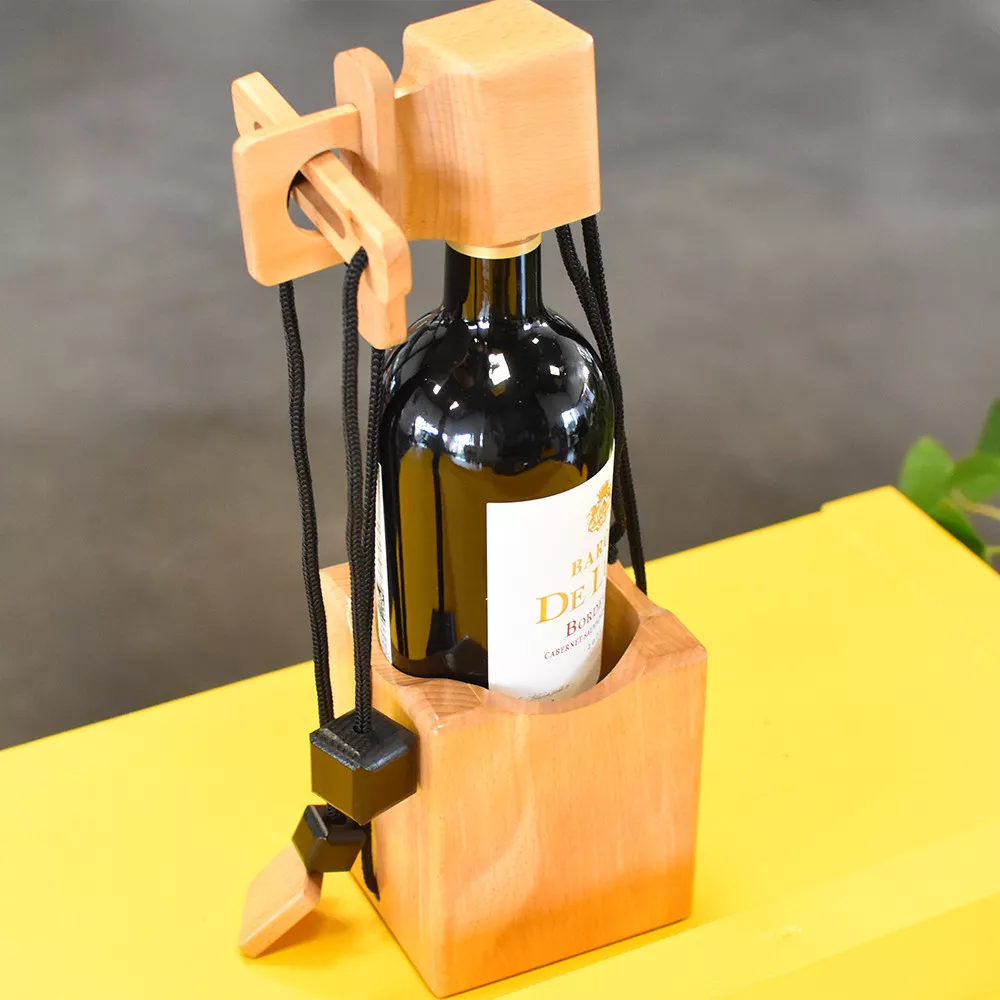 Knobelspiel mit enthaltenem Wein