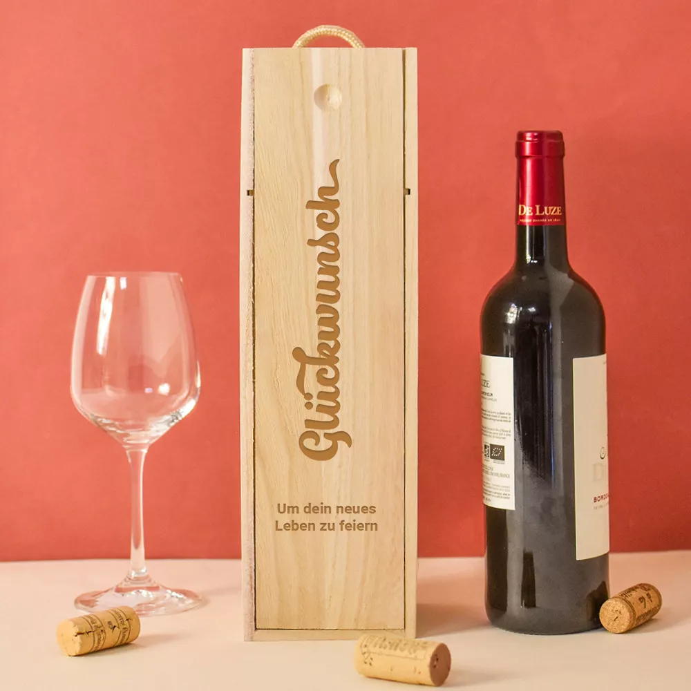 Personalisierbare Holzbox mit Weinflasche Glückwunsch